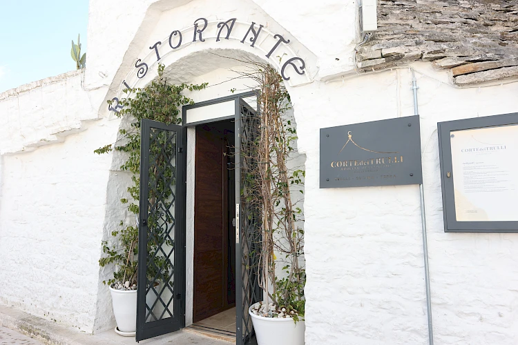 Facciata corte dei trulli