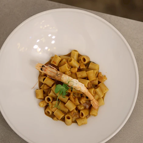 Tubettone ai crostacei su crema di ceci neri della murgia, pomodoro confit e gambero scottato